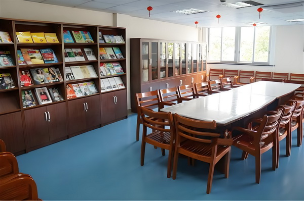 方媛挺大孕肚现身超市购物，独自一人专挑零食