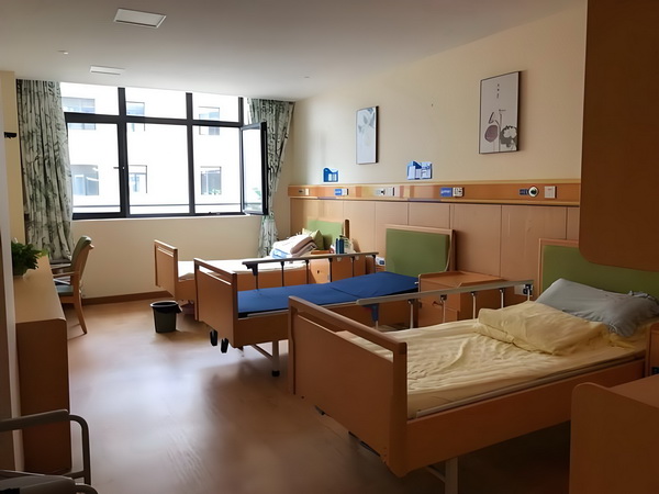 贝索斯新妻和C罗未婚妻同框上演大钻戒比拼